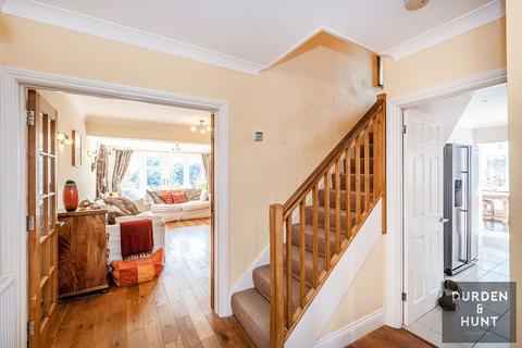 5 High View Close, Loughton, IG10 4EG