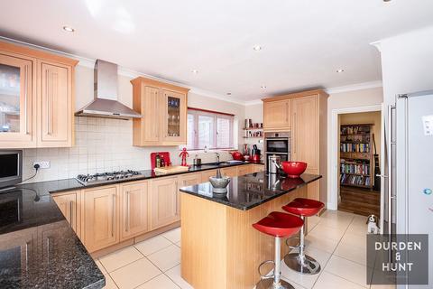 5 High View Close, Loughton, IG10 4EG