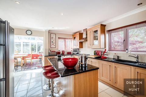 5 High View Close, Loughton, IG10 4EG