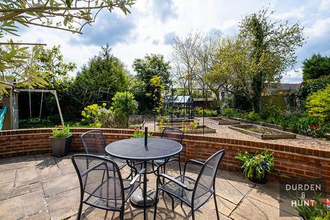 5 High View Close, Loughton, IG10 4EG