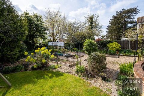 5 High View Close, Loughton, IG10 4EG