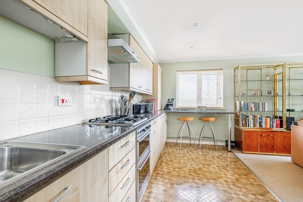 Modern Fitted Kitchen/Breakfast Area