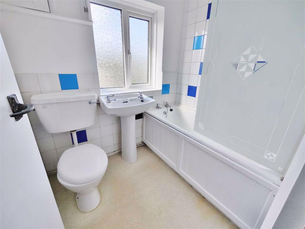 Dorothy Gardens, Benfleet, Essex 3 bed semidetached house £325,000