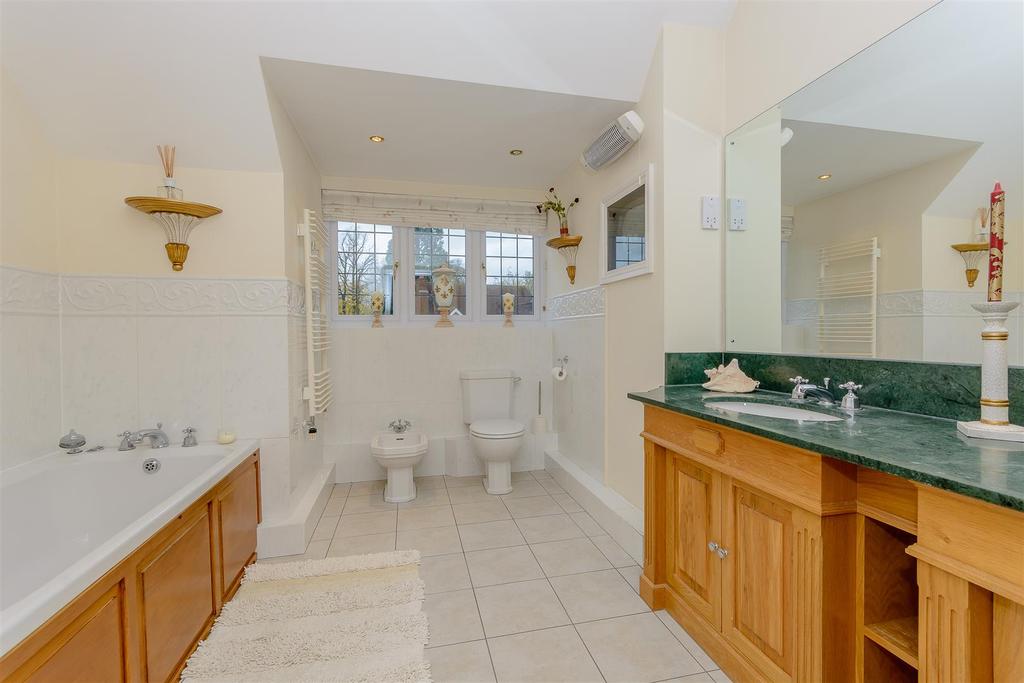 8368096-interior35.jpg