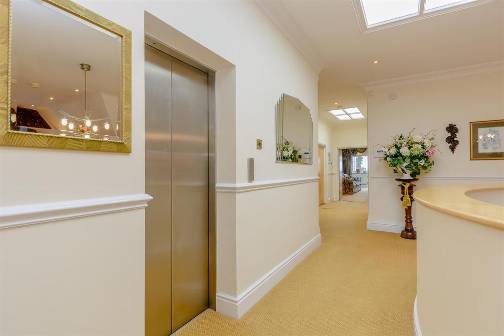 8368096-interior02.jpg