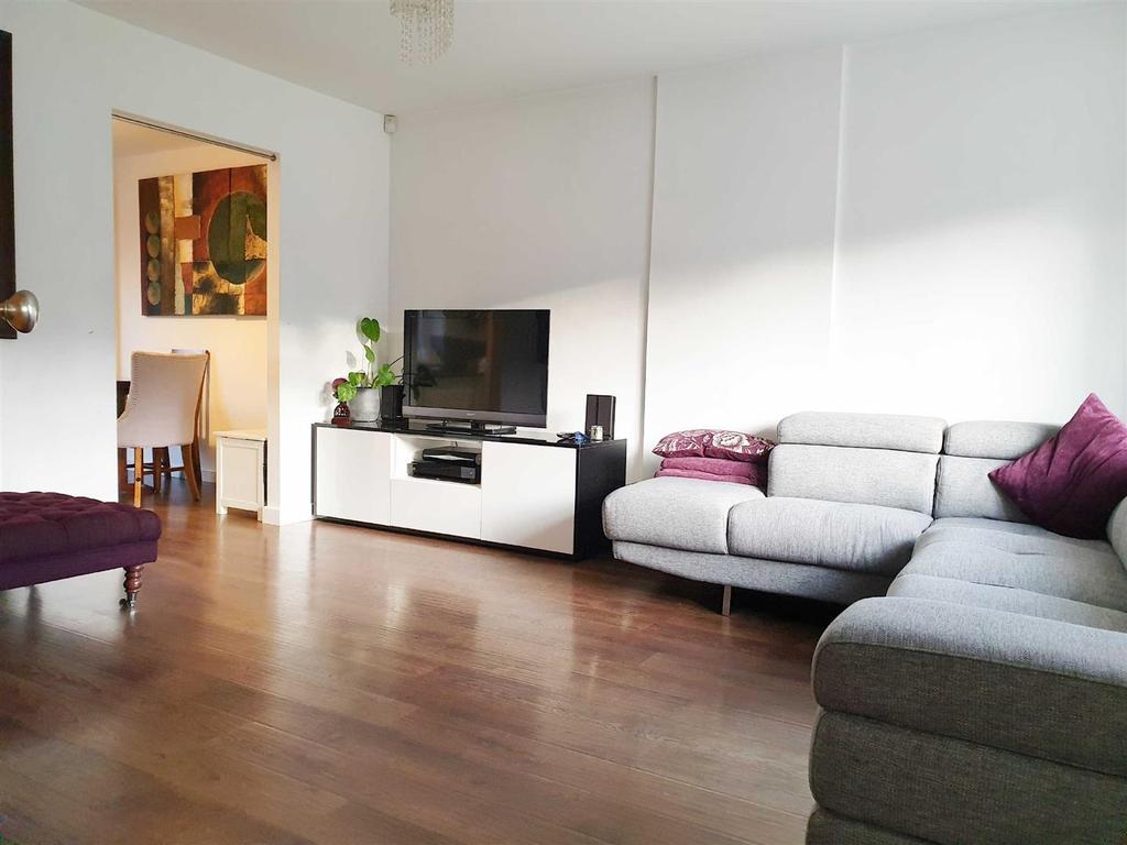 Copperfields, WILMSLOW 3 bed link detached house £1,800 pcm (£415 pw)