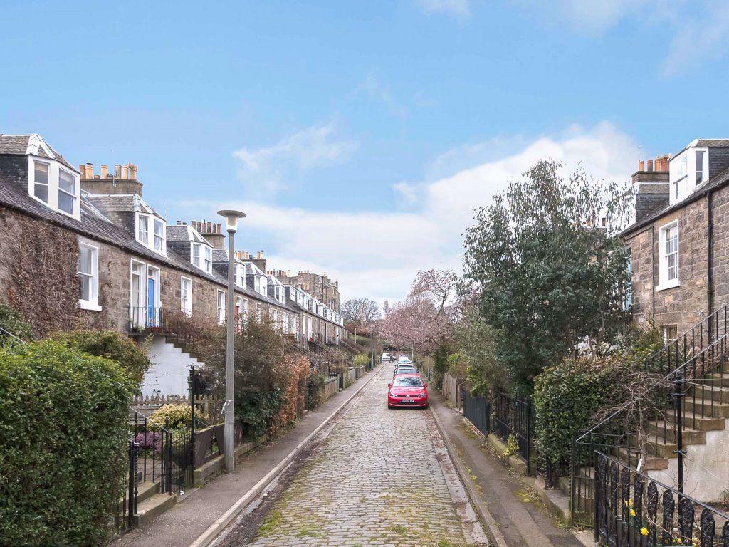 HUGH MILLER PLACE, STOCKBRIDGE, EH3 5JG 3 bed flat £1,470 pcm (£339 pw)