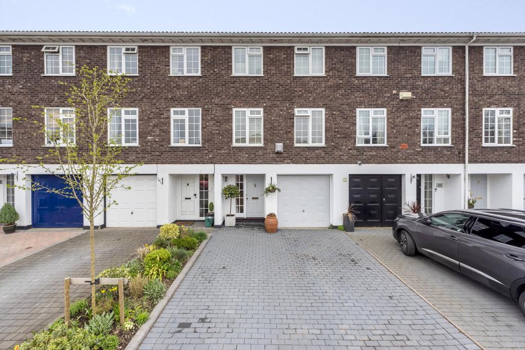 Riversdell Close, Chertsey, KT16 3 bed terraced house £579,950