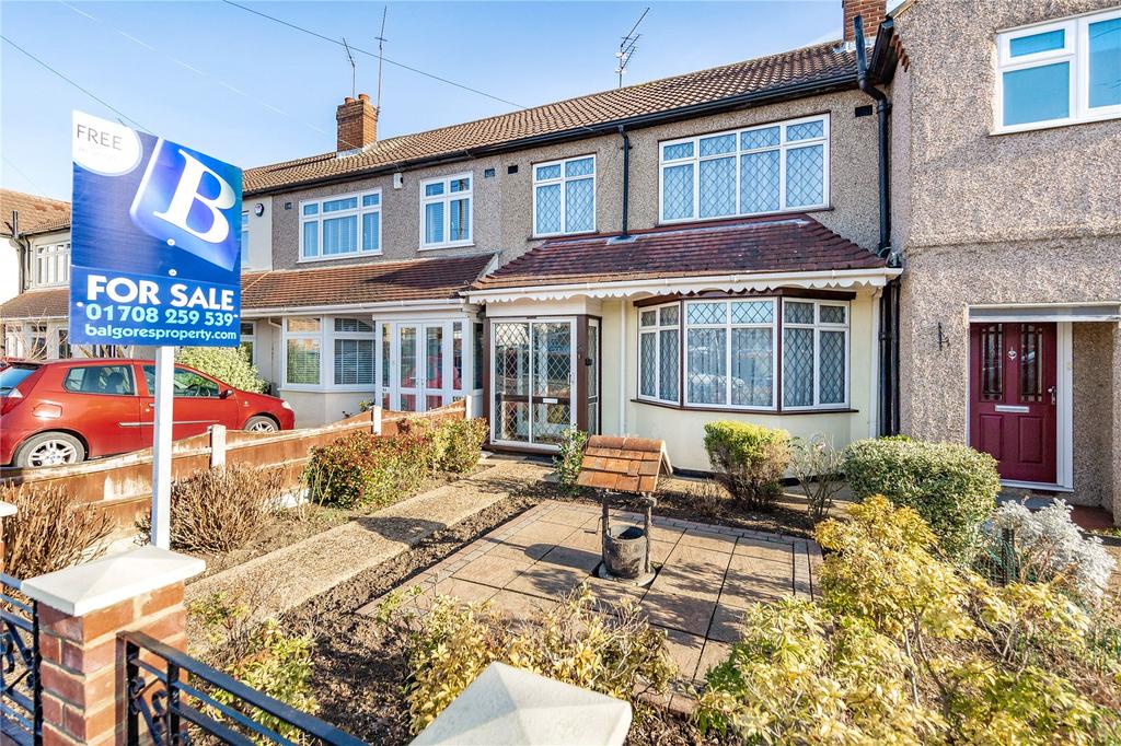 Severn Drive, Upminster, RM14 3 bed semidetached house £475,000
