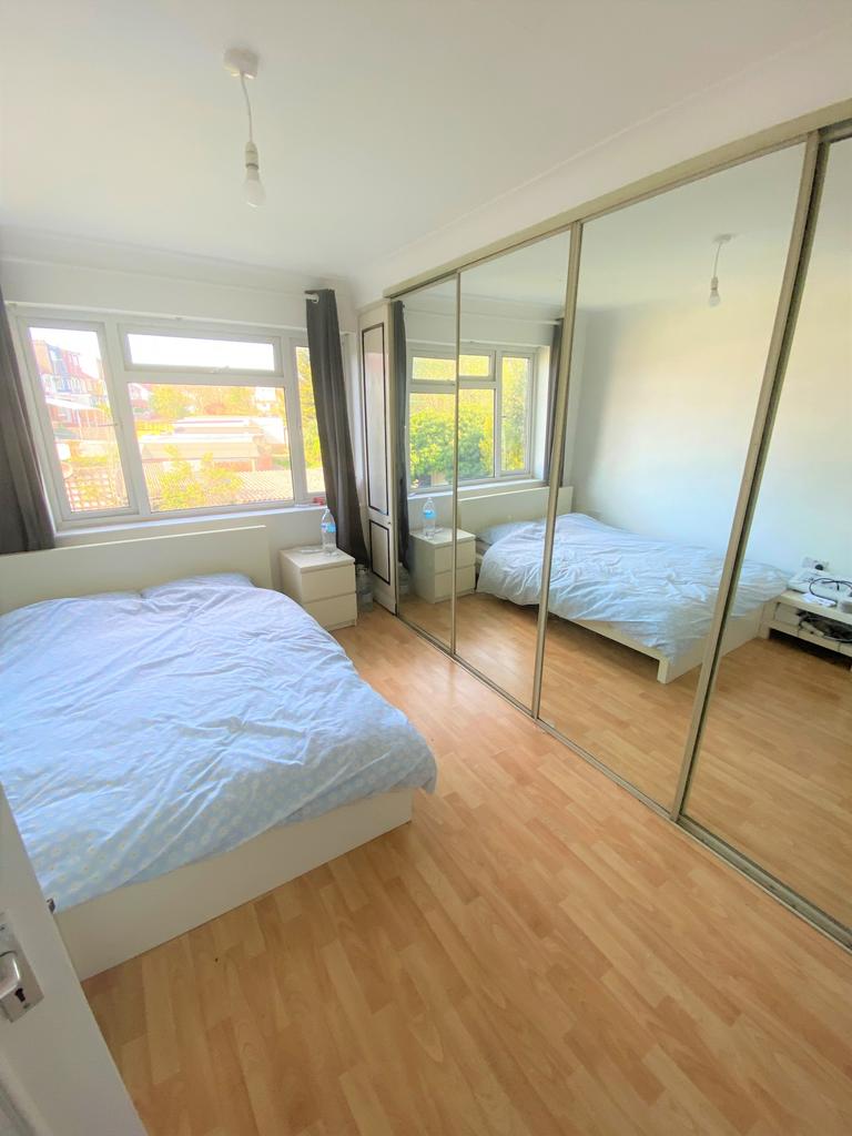 Dunster Drive, London, NW9 4 bed terraced house £2,250 pcm (£519 pw)