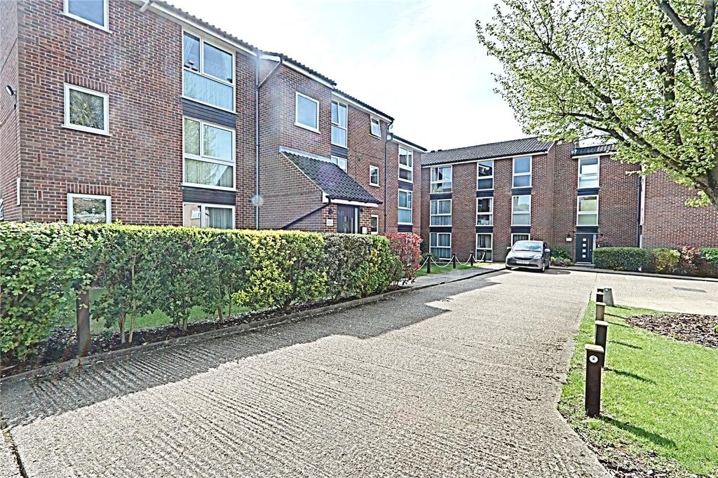 Aylsham Drive, Ickenham, UB10 1 bed apartment £1,050 pcm (£242 pw)