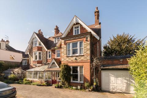 31 Arthur Road, London, SW19 7DN