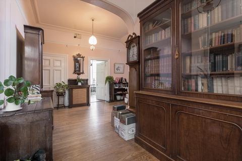 31 Arthur Road, London, SW19 7DN