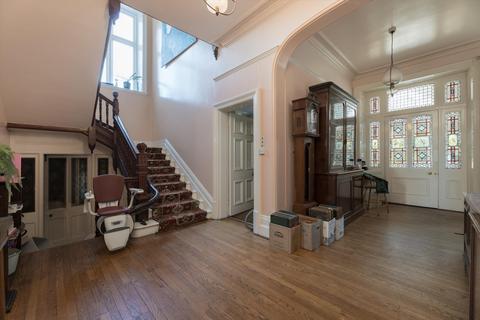 31 Arthur Road, London, SW19 7DN