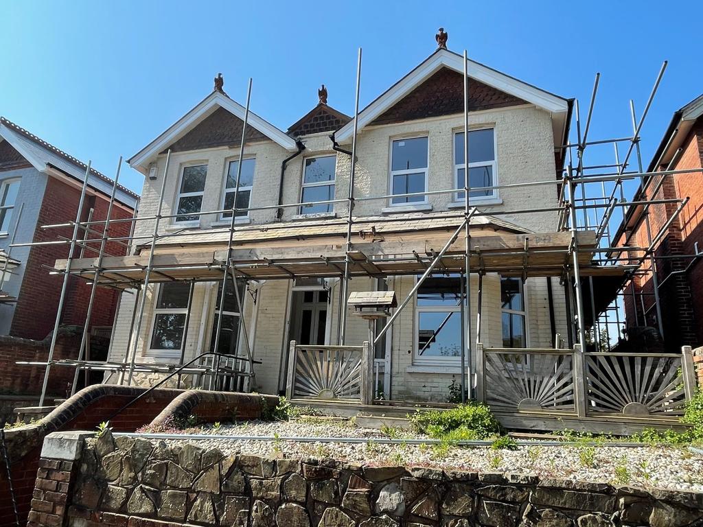 Gorringe Road, Eastbourne BN22 5 bed detached house £2,750 pcm (£635 pw)