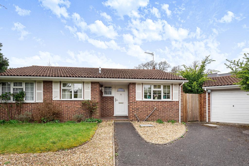 Liphook 3 bed detached bungalow £550,000