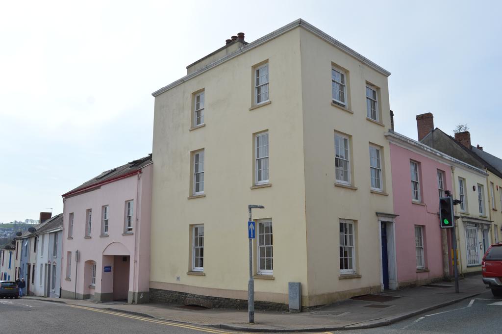 Spilman Street, Carmarthen SA31 1 bed flat £475 pcm (£110 pw)