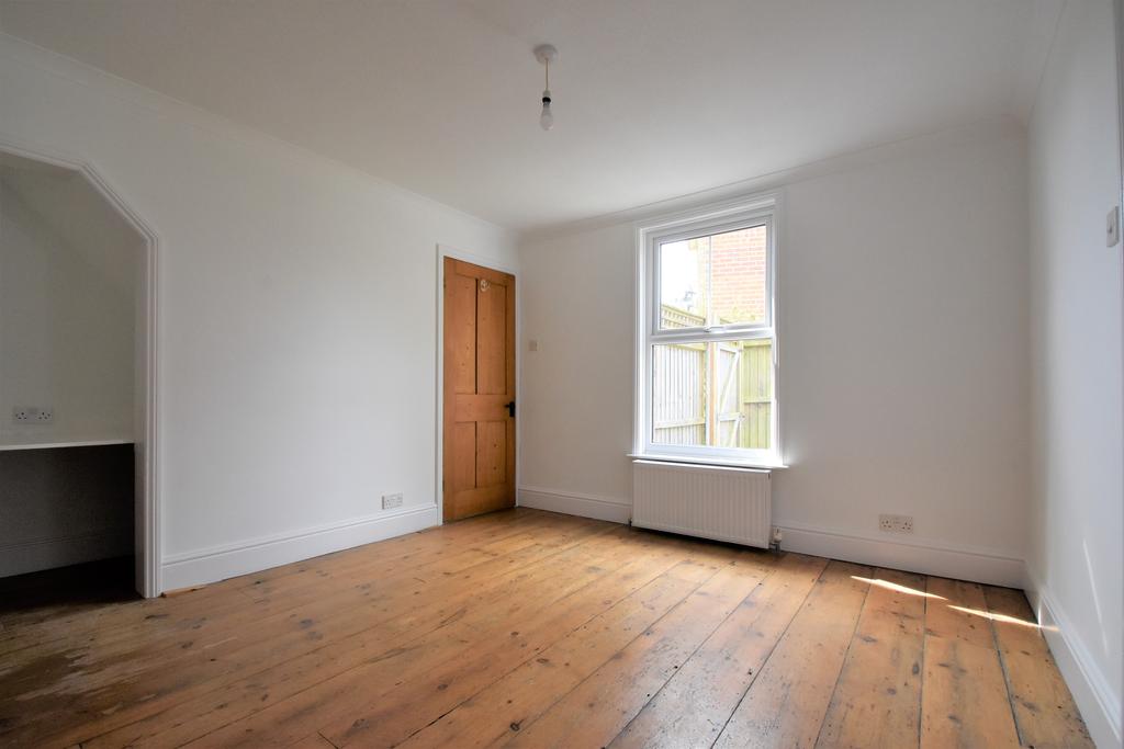 Upton Road, Ryde PO33 2 bed semidetached house £925 pcm (£213 pw)