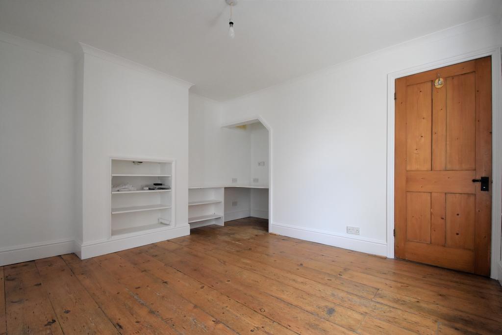 Upton Road, Ryde PO33 2 bed semidetached house £925 pcm (£213 pw)