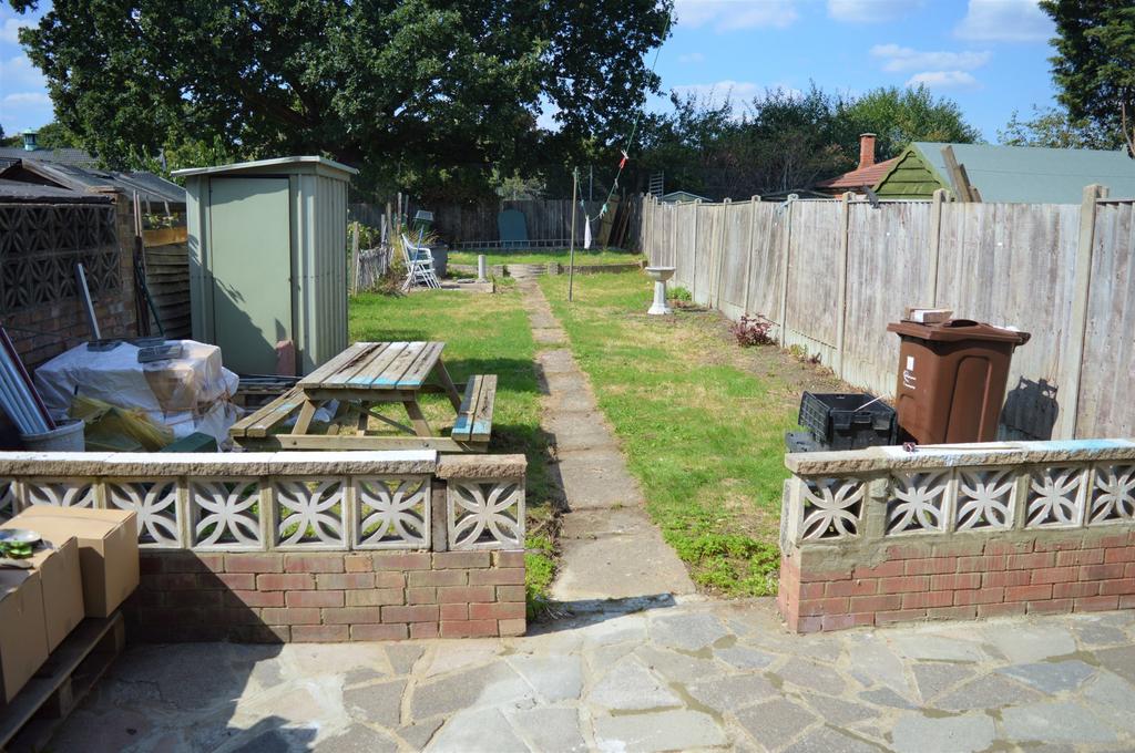 23 Stevens Road Dagenham RM8 2QP 3 bed detached house £1,900 pcm (£438 pw)