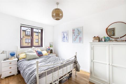 102 Riverside Close, London, E5 9SS