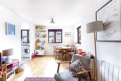 102 Riverside Close, London, E5 9SS