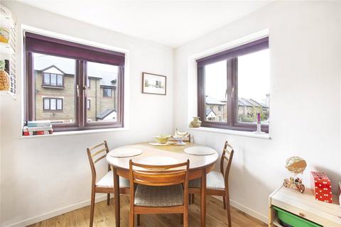 102 Riverside Close, London, E5 9SS