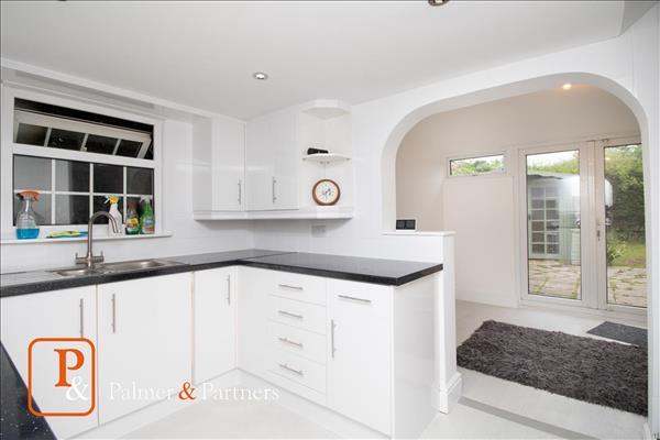 'L'-Shaped Kitchen
