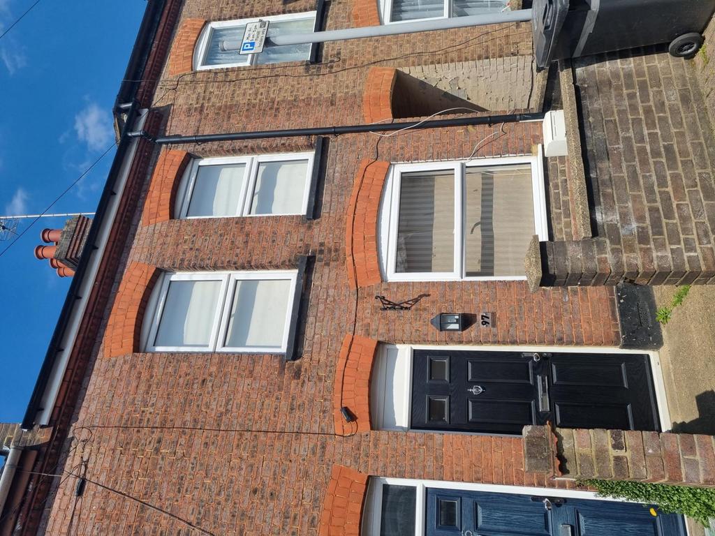 Frederick Street, Luton, Bedfordshire, LU2 3 bed terraced house £