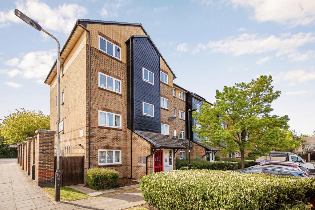Cubitt Square, Southall, UB2 1 bed apartment £260,000
