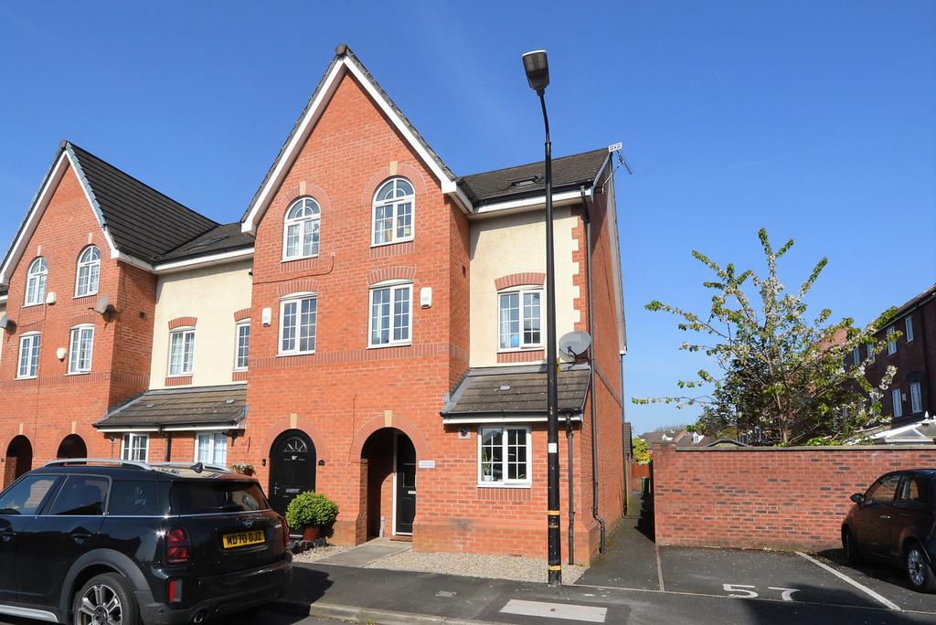 Marland Way, Stretford, M32 0NQ 3 bed end of terrace house £1,300 pcm