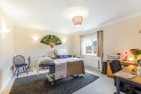16 Kennedy Close, London Colney, St Albans, AL2 1GR