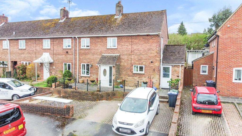 St. Margarets Mead, Marlborough 3 bed end of terrace house £350,000