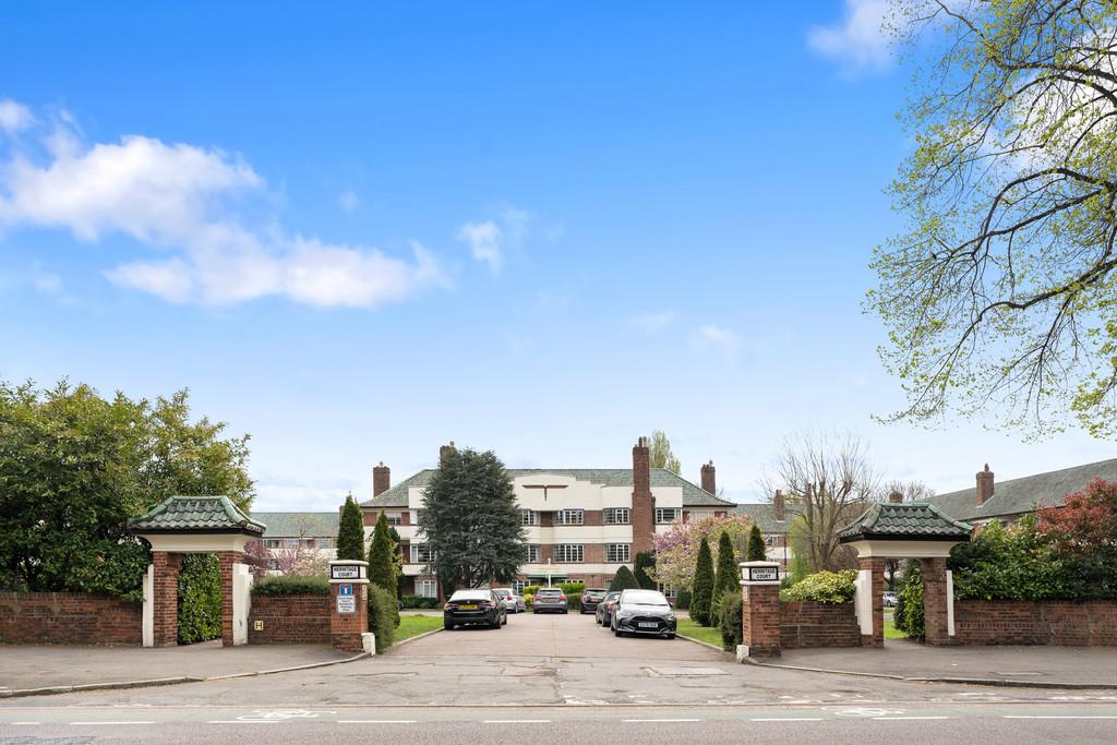 Woodford Road, South Woodford 2 bed ground floor flat for sale £485,000