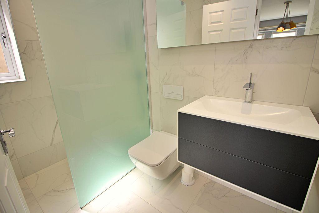 En-suite Shower To Master Bedroom