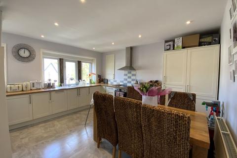 35 Huddersfield Road, Delph, Oldham, OL3 5EG