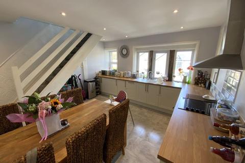 35 Huddersfield Road, Delph, Oldham, OL3 5EG