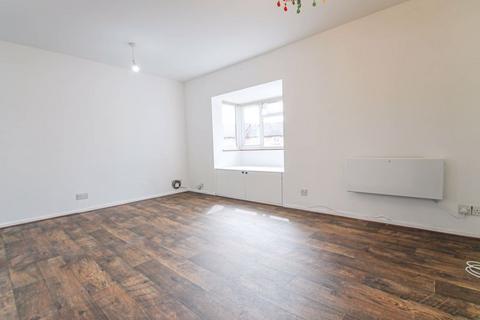 Studio to rent, Rabournmead Drive, Northolt