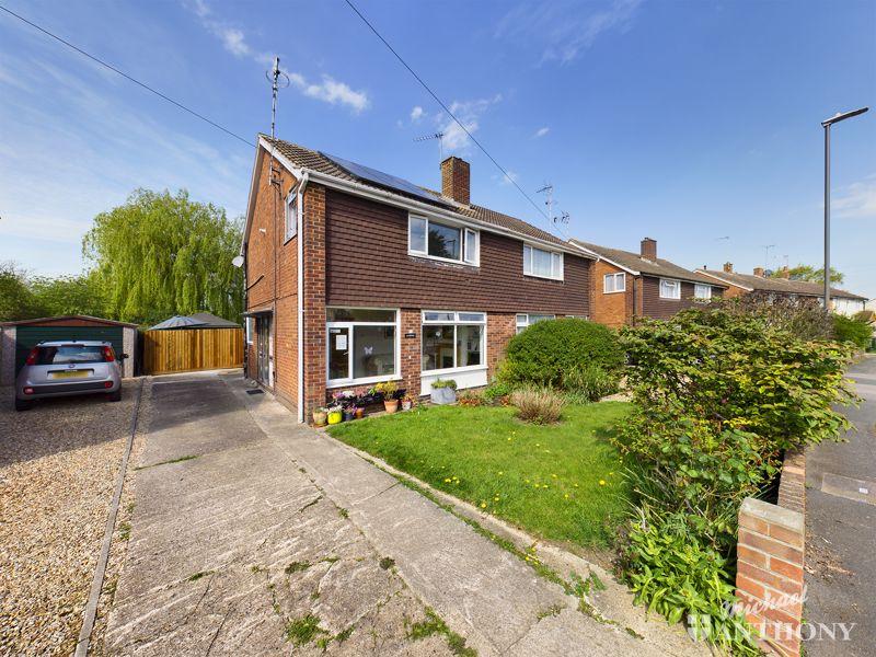 Dover Hedge, Aylesbury 3 bed semi-detached house - £425,000