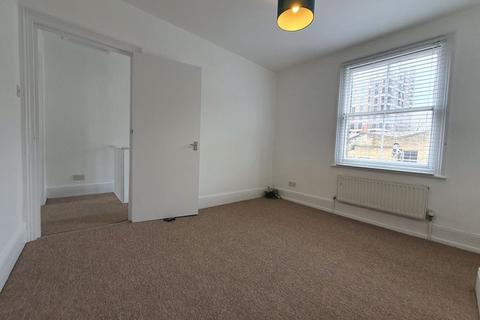 3 bedroom flat to rent, Charleston Street, London
