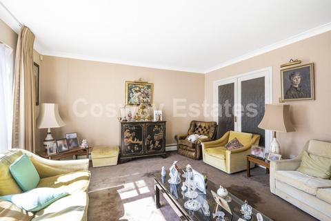 11 Tretawn Park, London, NW7 4PS