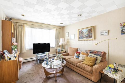 11 Tretawn Park, London, NW7 4PS