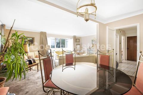 11 Tretawn Park, London, NW7 4PS