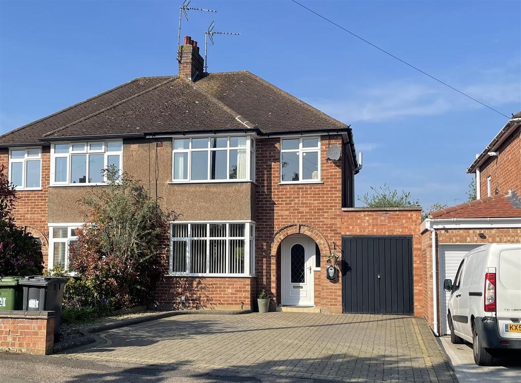 Summerton Road, Whitnash, Leamington Spa 3 bed semidetached house £