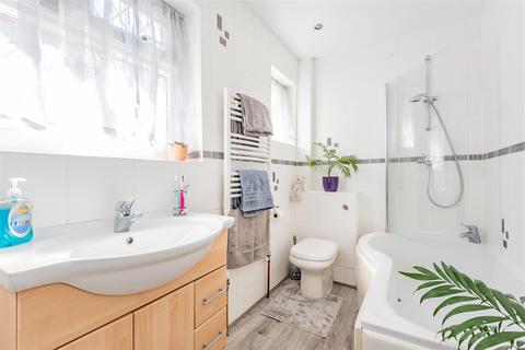 69 Oaks Avenue, Worcester Park, KT4 8XE