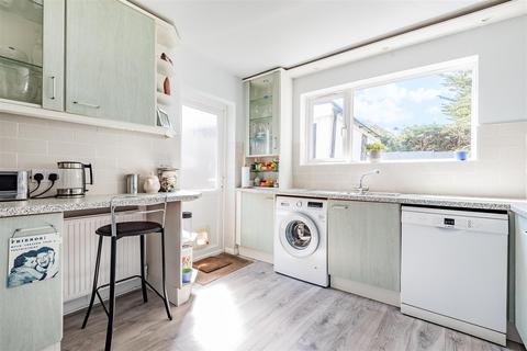69 Oaks Avenue, Worcester Park, KT4 8XE