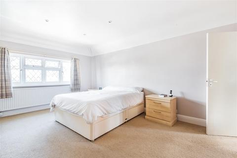 69 Oaks Avenue, Worcester Park, KT4 8XE