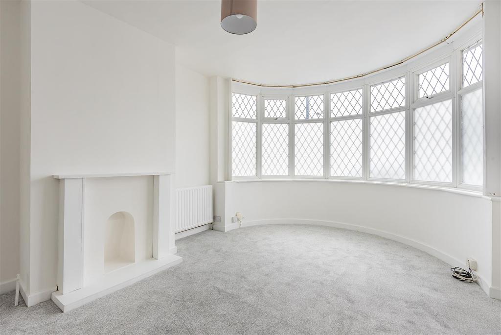 Bradstock Road, Epsom 3 bed semidetached house £2,400 pcm (£554 pw)