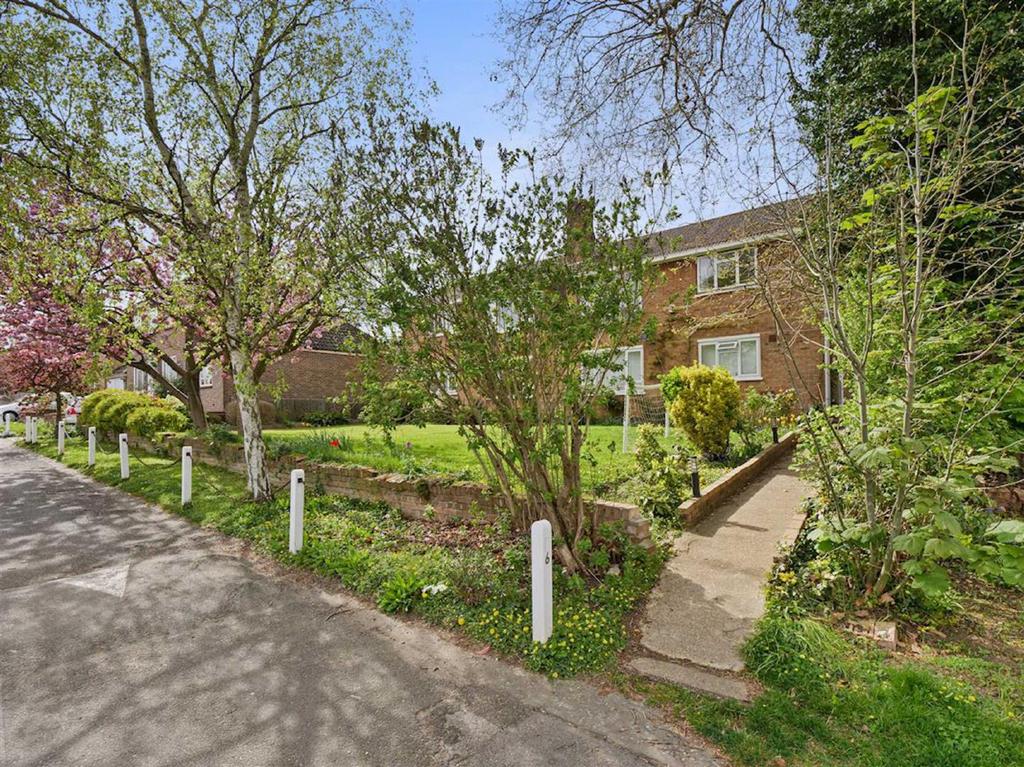Hall Drive, Sydenham 3 bed flat for sale £425,000
