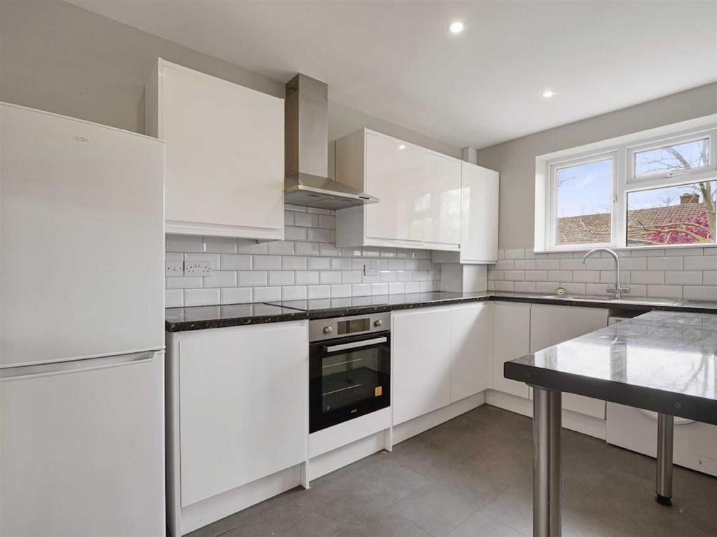 Hall Drive, Sydenham 3 bed flat for sale £425,000